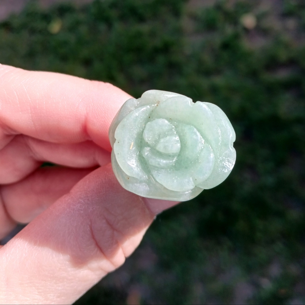 New Hand Carved Flower Green Aventurine Ring. - Picture 10 of 16